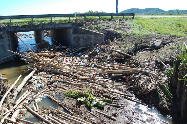 Foto del canal de drenaje con desperdicios