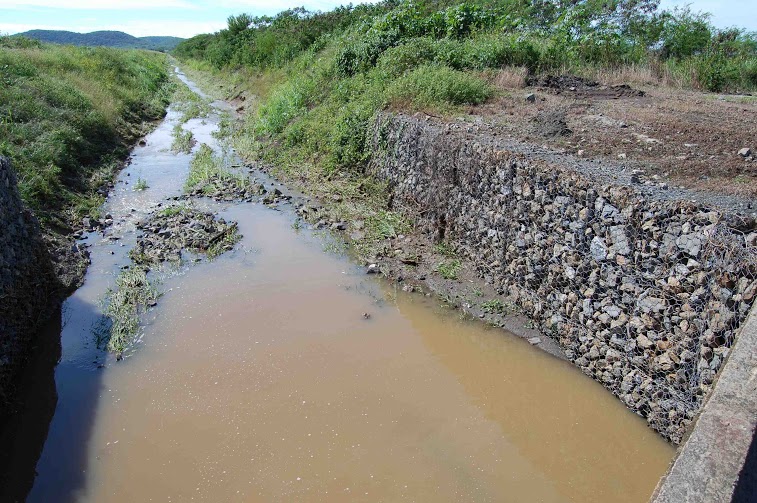 Foto del canal de drenaje gaviones