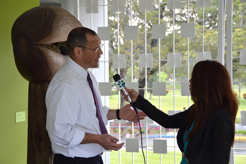 Lemov siendo entrevistado por la prensa de UPRM