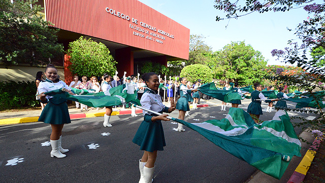 Abanderadas en desfile sesión de la mañana