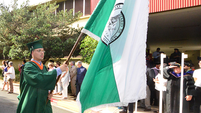 Bandera del RUM en desfile sesin de la maana