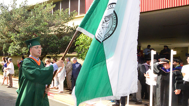 Bandera del RUM en desfile sesión de la mañana