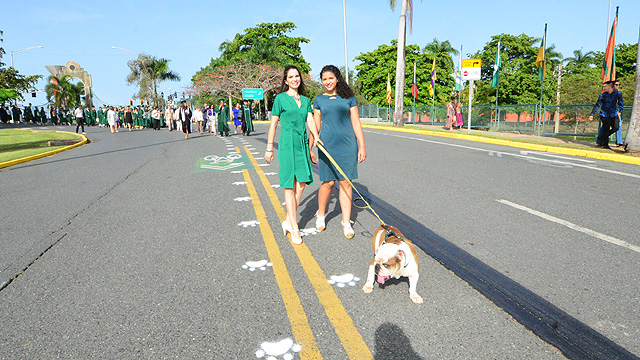 Mascota Tarzán en desfile sesión de la mañana
