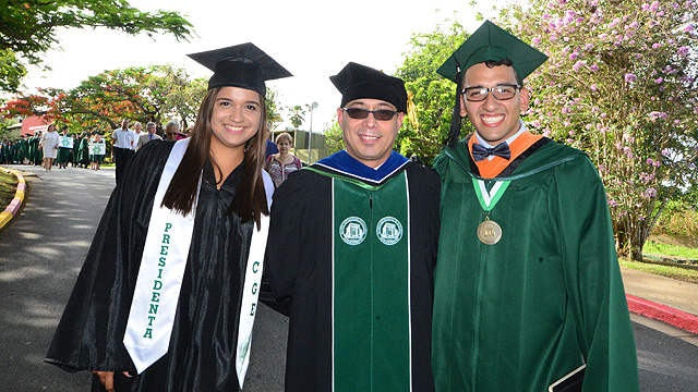 Presidenta CGE, Decano Interino de Estudiantes y presidente clase graduanda en desfile sesión de la mañana