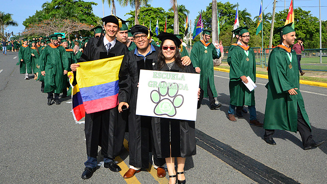 Escuela Graduada en desfile sesión de la mañana