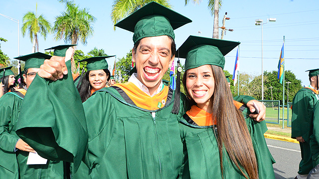Escuela Graduada en desfile sesión de la mañana