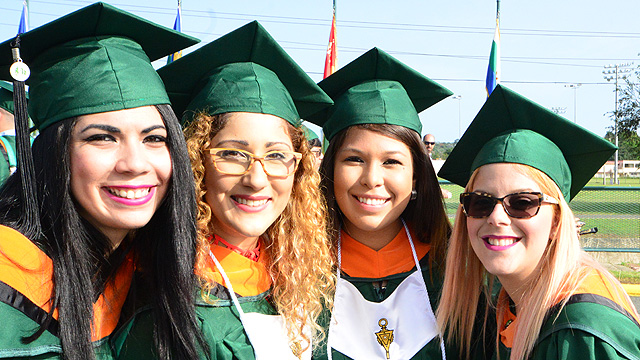 Escuela Graduada en desfile sesión de la mañana