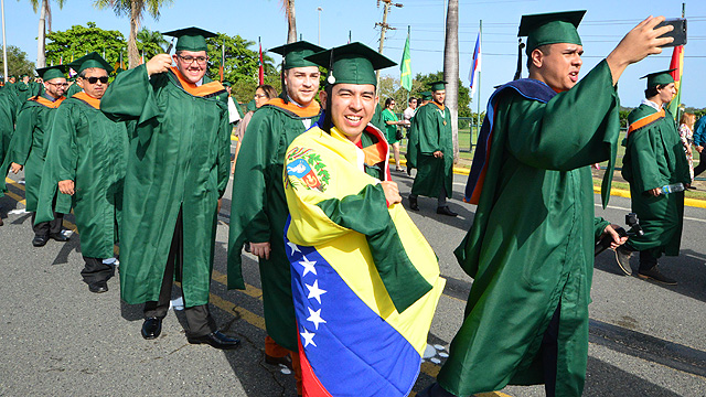 Escuela Graduada en desfile sesión de la mañana