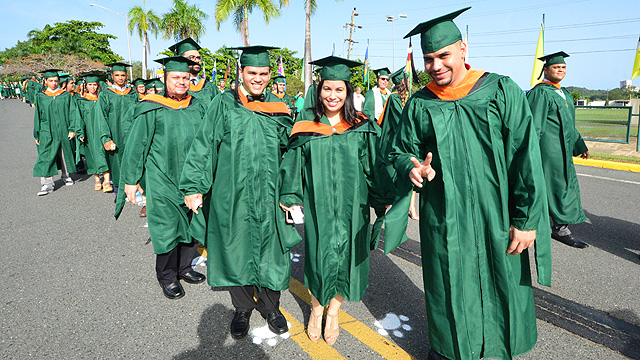 Escuela Graduada en desfile sesión de la mañana