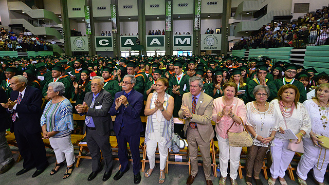 Padrinos de la clase graduada en ceremonia sesión de la mañana