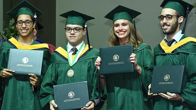 Diplomas en la sesión de la tarde
