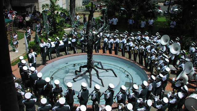 Banda Colegial alrededor de la escultura rbol de la Vida.