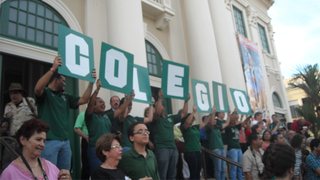 Desfile de la actividad Colegio Somos Todos como parte del centenario del Recinto.