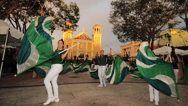 Presentacin en la Plaza Coln de Mayagez.