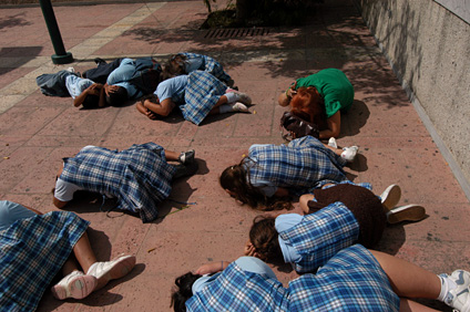 Niños de la escuela elemental Alejandro Tapia y Rivera de La Parguera en Lajas, durante un simulacro que se llevó a cabo.