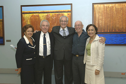 El doctor Máximo Cerame Vivas (centro) y la directora de CIMA (derecha), Nilda Aponte, comparten con antiguos empleados del departamento. Desde la izquierda, María Luisa Ortiz, el doctor Juan González Lagoa y su hermano Miguel González Lagoa.