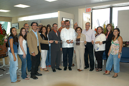 El rector del RUM, doctor Jorge Iván Vélez Arocho, inaugura el laboratorio de Bio Óptica junto a funcionarios del RUM y estudiantes de Ciencias Marinas.