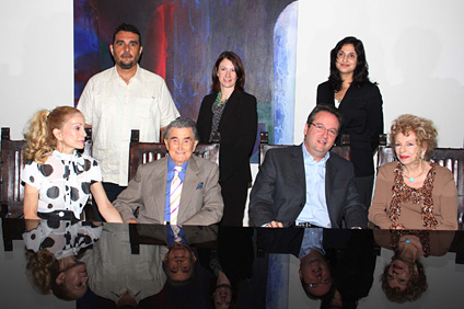 Sentados en primera fila desde la izquieda Tania Carvajal, don Francisco Carvajal, Licenciado Antonio García Padilla, Presidente de la UPR, y Agnes Fuertes, esposa de don Francisco. En la parte de atrás, los investigadores del RUM, doctores David González, Sandra Dika y Rima Brusi