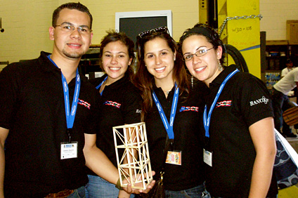 Cristóbal Afanador, Norma Álvarez, Nannette Jover y Carla Ruiz sostienen orgullosos su proyecto de la categoría de balsa tower en las competencias de ASCE.