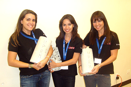 La presidenta entrante del capítulo colegial de ASCE, Andrea Pecunia, junto con Natalia Almodóvar y Yadira Pérez con sus cilindros de concreto.