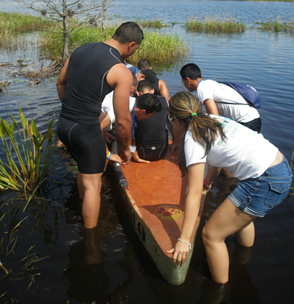 Los colegiales compitieron en el tradicional evento de la canoa de concreto que todos los años forma parte de las competencias de ASCE.