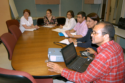 Desde la izquierda Dawn Swing Morgan, los doctores Michael Mogavero, Ricardo Fernández y Joseph E. Gillespie del equipo especial de evaluación de la MSCHE