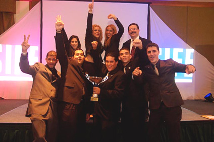 grupo de estudiantes de Administración de Empresas que obtuvo el primer lugar en competencia de empresarismo junto al doctor José Romaguera