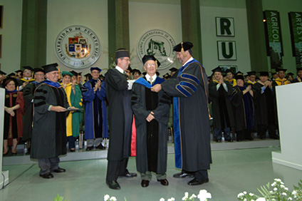 Al profesor Pablo Rodríguez se le confirió un grado de doctor honoris causa en Ciencias