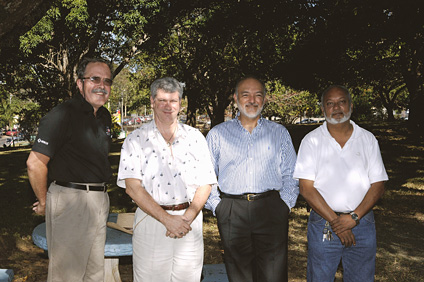 En el orden acostumbrado, los doctores José Colucci y Lorenzo Saliceti, de Ingeniería Química; Luis Pérez-Alegría, de Ingeniería Agrícola y Govind Nadathur, de Ciencias Marinas trabajan en el proyecto de la primera biorefinería.