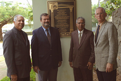 Desde la izquierda: el doctor Jorge I. Vélez Arocho, rector; doctor Megh R. Goyal, de Ciencias de Ingeniería y Materiales y el doctor John Fernández Van Cleve, decano del Colegio de Ciencias Agrícolas.