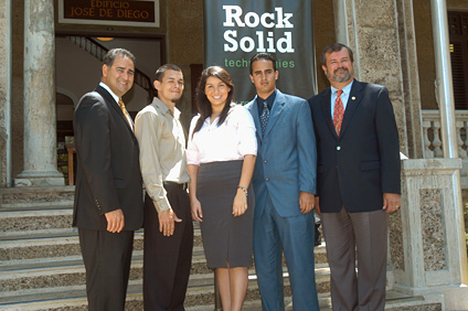 Desde la izquierda: el ingeniero Ángel Pérez, los estudiantes Fernando Figueroa, Yaritza Figueroa y Jonathan Luna junto al rector, Jorge Iván Vélez Arocho.