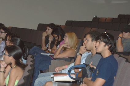 La conferencia Design for the Environment se llevó a cabo en la Facultad de Administración de Empresas del Recinto.