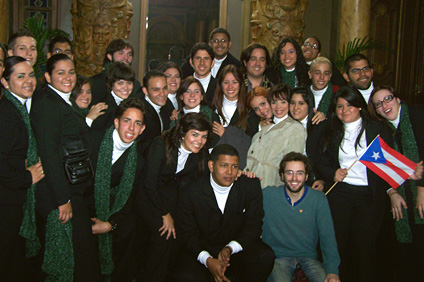 Los integrantes de Corium Canticus celebran la medalla de plata que ganaron en el concurso coral en Argentina.