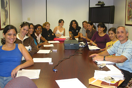 Las estudiantes de Fem-Prof durante una de las reuniones del proyecto con el doctor Néstor Rodríguez (primero a la derecha) y la doctora Nayda Santiago (cuarta a la derecha).