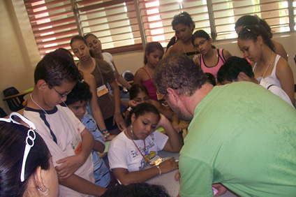 El doctor Arturo Portnoy comparte con los asistentes durante el Taller Matemáticas Divertidas.