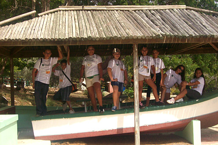 En su visita a la Isla de Magueyes en Lajas, los participantes tuvieron la oportunidad de aprender acerca de las profesiones relacionadas con las Ciencias Marinas.