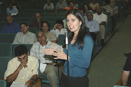 La doctora Sandra Cruz Pol tuvo una participación en el conversatorio.