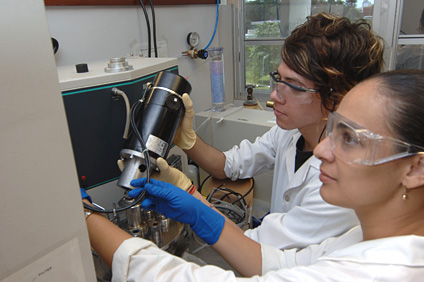 Los laboratorios que dirige la doctora Pastrana acogen a colegiales de diferentes disciplinas como pre-médica, biotecnología, biología, microbiología, química e ingeniería química.