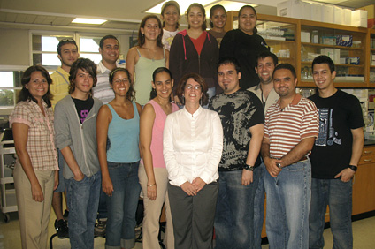 Parte de los estudiantes que realizan investigaciones en el Laboratorio de Espectroscopía de Proteínas. En el centro la doctora Belinda Pastrana.