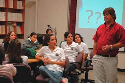 El doctor Gustavo Gutierrez ofreció una charla sobre el tema de ciencias termales.