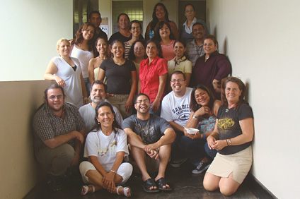 Los 20 maestros serán facilitadores de redacción durante el curso que se llevará a cabo el próximo año. En la primera fila a la extrema derecha la doctora Ellen Pratt.