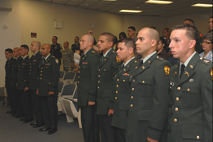 grupo de soldados que se comisionó como segundos tenientes en la ceremonia