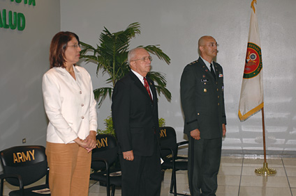 De izquierda a derecha se encuentran: la doctora Mildred Chaparro, decana de Asuntos Académicos del RUM; el mayor general Félix A. Santoni, y el teniente coronel José Plaza.