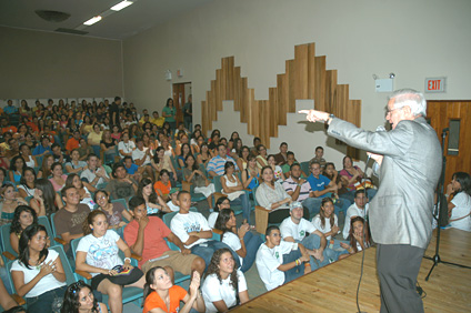 El doctor Ángel R. Almodóvar se dirige a los prepas congregados en el Anfiteatro Ramón Figueroa Chapel del RUM.