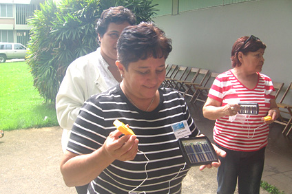 Los maestros aprendieron sobre la energía solar y los circuitos a través de demostraciones como la de la cajita de música.