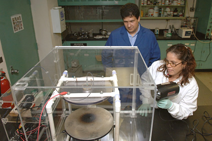 El doctor Carlos Rinaldi y la estudiante doctoral Carola Barrera durante el proceso de electrohilamiento.