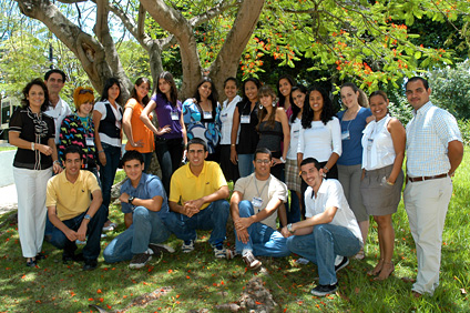 El simposio fue una de las actividades con las que concluyó el Campamento de Metereología en el que participaron 15 estudiantes de escuelas superiores de Puerto Rico. Éste fue coordinado por la doctora Yasmín Detrés, del Departamento de Ciencias Marinas del RUM (primera, de pie a la izquierda).