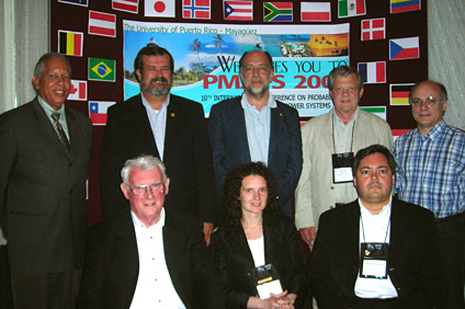 Sentados desde la izquierda Roy Billinton, Lina Bertling y Agustín Irizarry. De pie en el mismo orden el decano de Ingeniería, Ramón Vásquez, el rector Jorge Iván Vélez Arocho, Fred Turner y Vladimiro Miranda.