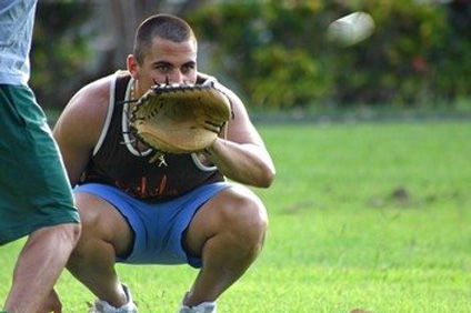 El receptor Esteban Trujillo forma parte de la novena colegial en béisbol que gestiona fuertemente sus entrenamientos ante la próxima campaña.