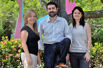 De izquierda a derecha, los doctores Anayra Santory, Rafael Jackson y Laura Bravo, tres de los cinco integrantes del Comité de Promoción Cultural.